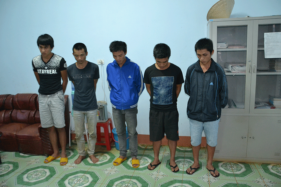 5 đối tượng bị bắt chiều 25-11. Ảnh: Vĩnh Phúc 5 đối tượng bị bắt chiều 25-11. Ảnh: Vĩnh Phúc