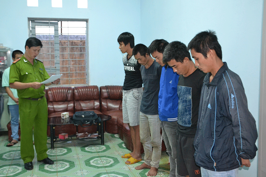 Cơ quan điều tra tống đạt các quyết định khởi tố và bắt giam đối với 5 đối tượng. Ảnh: Vĩnh Phúc Cơ quan điều tra tống đạt các quyết định khởi tố và bắt giam đối với 5 đối tượng. Ảnh: Vĩnh Phúc