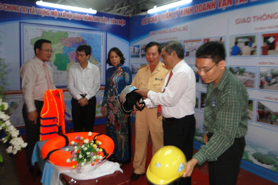 Ông Trần Đức Lai-Thứ trưởng Bộ Thông tin và Truyền thông cùng các thành viên Ban Tổ chức tham quan các gian hàng tham gia trưng baỳ triển lãm. Ảnh: Bá Thăng Ông Trần Đức Lai-Thứ trưởng Bộ Thông tin và Truyền thông cùng các thành viên Ban Tổ chức tham quan các gian hàng tham gia trưng baỳ triển lãm. Ảnh: Bá Thăng