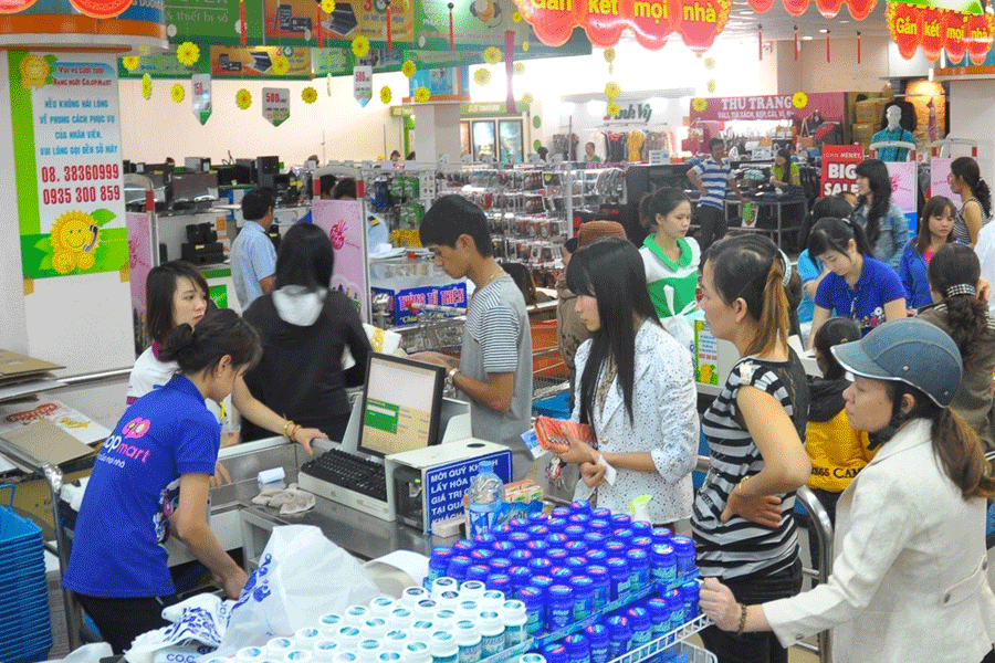 Siêu thị Co.op Mart Pleiku đưa ra nhiều chương trình khuyến mãi giảm giá để hút khách. Ảnh: Nguyễn Giác Siêu thị Co.op Mart Pleiku đưa ra nhiều chương trình khuyến mãi giảm giá để hút khách. Ảnh: Nguyễn Giác