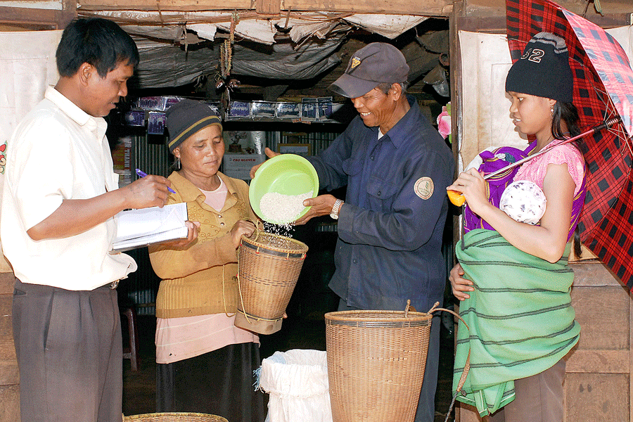 "Hũ gạo tiết kiệm". Ảnh: Đức Thụy