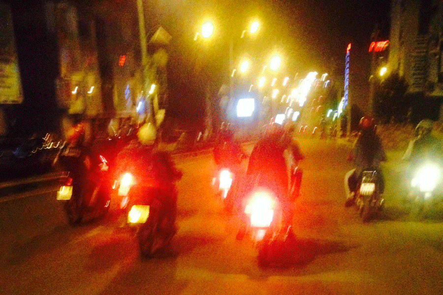 Bão đêm trên đường Nguyễn Tất Thành.