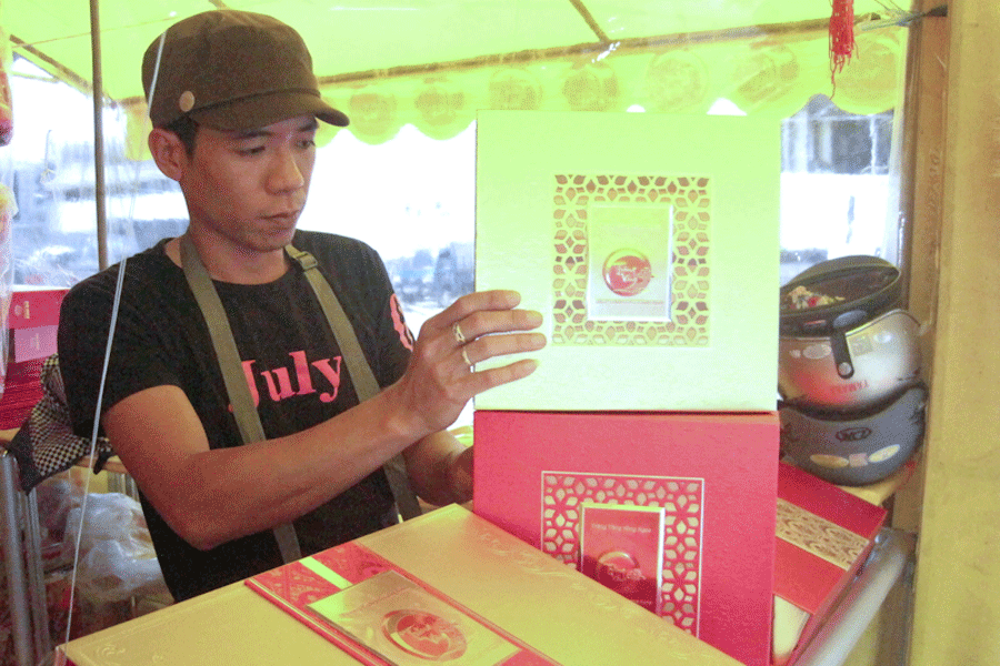 Dòng bánh cao cấp của Kinh Đô với logo nổi. Ảnh: Hồng Thi