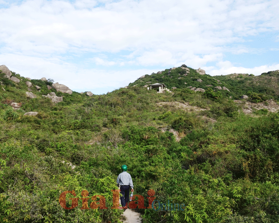  Đường lên mộ ông Giản. Ảnh: Bùi Quang Vinh