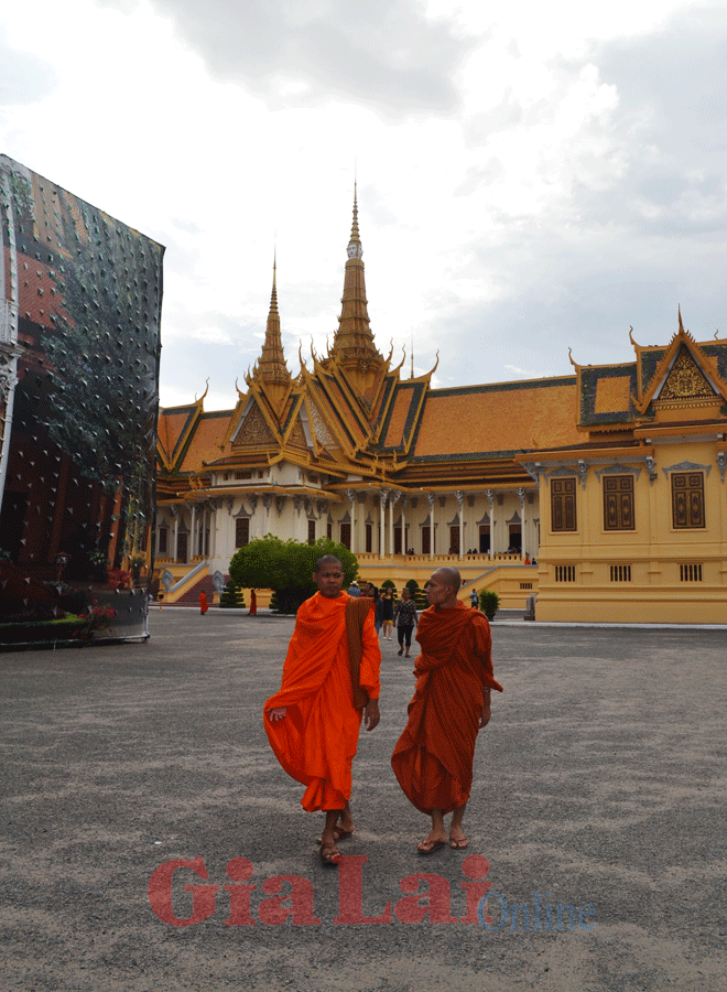  Người đi tu rất được tôn trọng ở Campuchia. Ảnh: Bích Nga