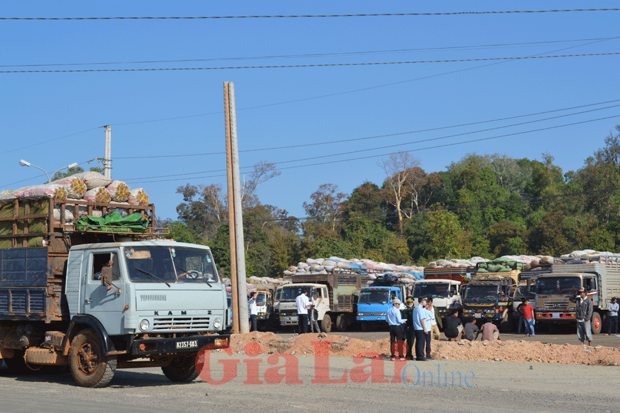  Bãi tập kết xe hàng hóa chờ xuất nhập cảnh. Ảnh: Lê Lan