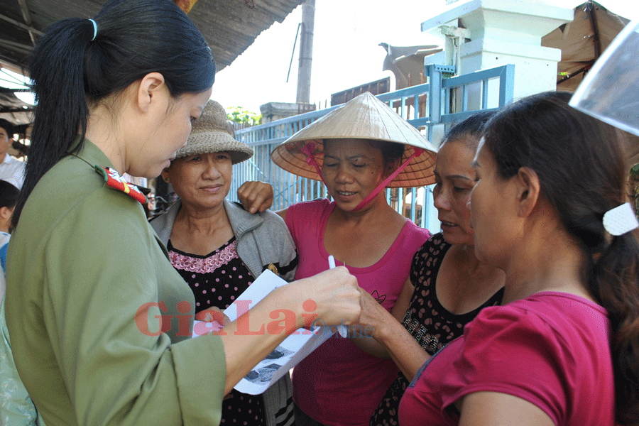 Tuyên truyền, vận động nhân dân thực hiện đúng chính sách pháp luật của Nhà nước. Ảnh: Thoại Nhân