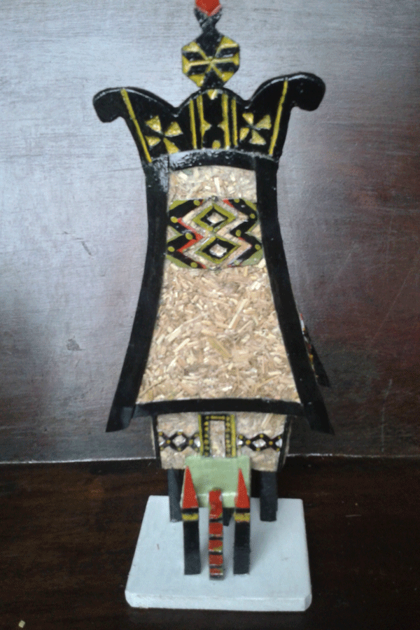 Nhà rông làm từ rơm rạ ép, một sản phẩm du lịch khá đẹp mắt thực hiện từ ý tưởng sáng tạo của Nguyễn Công Vương. Ảnh: P.D Nhà rông làm từ rơm rạ ép, một sản phẩm du lịch khá đẹp mắt thực hiện từ ý tưởng sáng tạo của Nguyễn Công Vương. Ảnh: P.D