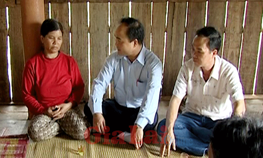  Đẩy mạnh công tác tuyên truyền để người dân từ bỏ tà đạo “Hà Mòn”. Ảnh: Hà Đức