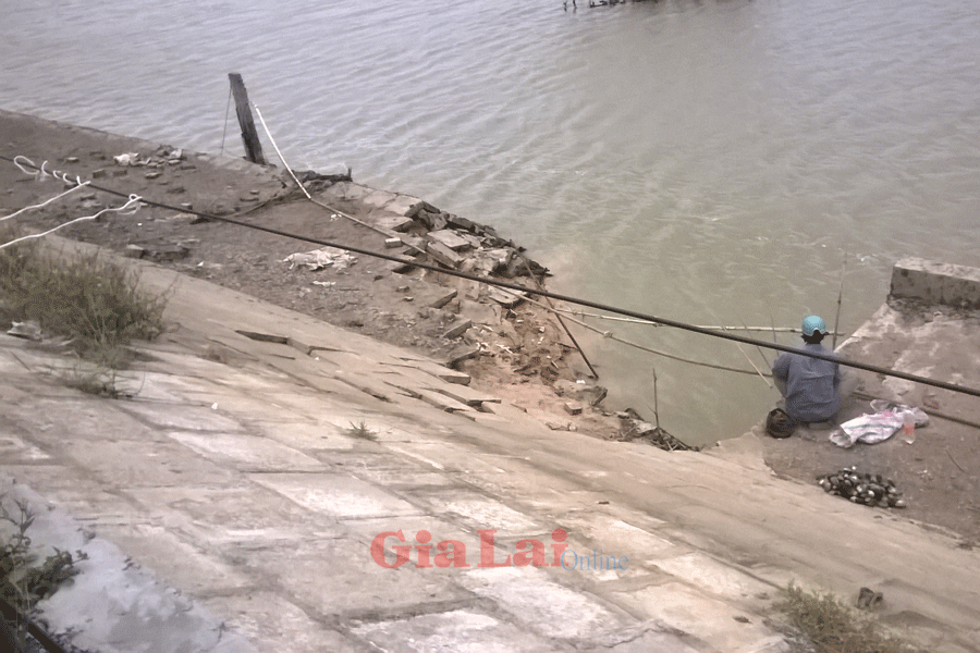 Nhiều hạng mục trên đoạn tuyến tránh ngập bị hư hỏng hoàn toàn. Ảnh: Lê Anh Nhiều hạng mục trên đoạn tuyến tránh ngập bị hư hỏng hoàn toàn. Ảnh: Lê Anh