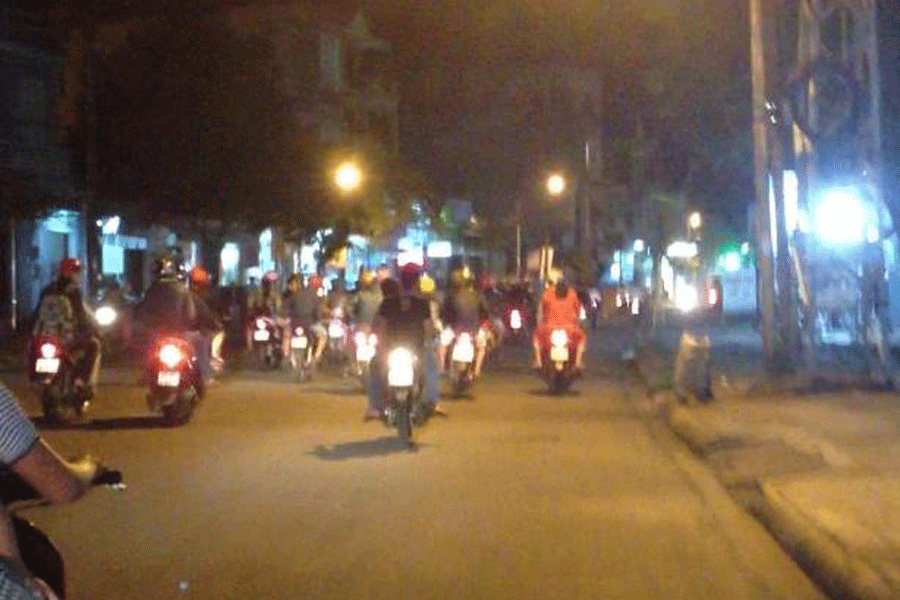 Hàng chục xe dàn hàng ngang đi bão chiếm trọn lòng đường.