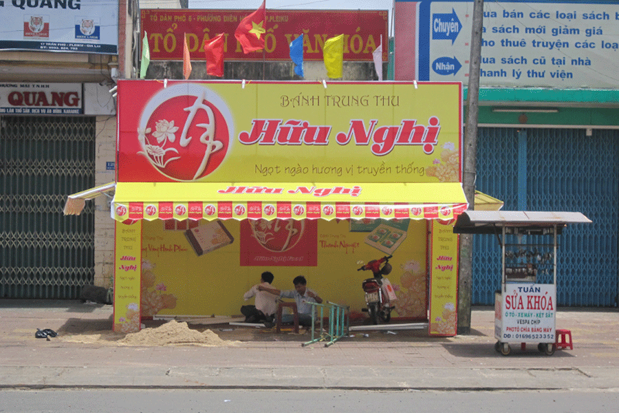 Một số quầy đang nhanh tay hoàn tất khâu lắp dựng. Ảnh: Hồng Thi