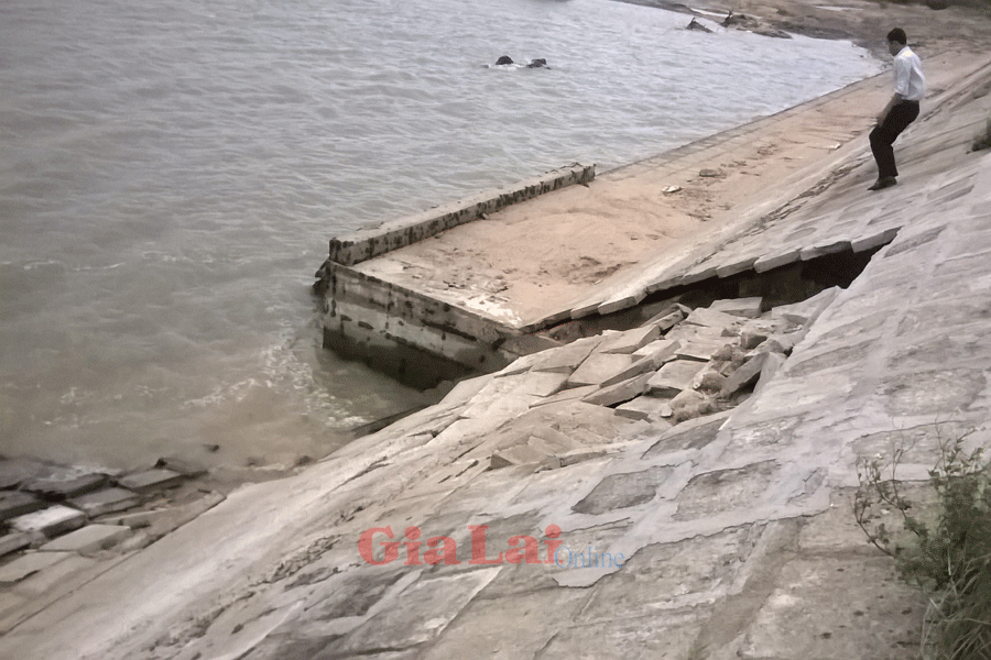 Lớp bê tông bị bong trốc. Ảnh: Lê Anh Lớp bê tông bị bong trốc. Ảnh: Lê Anh