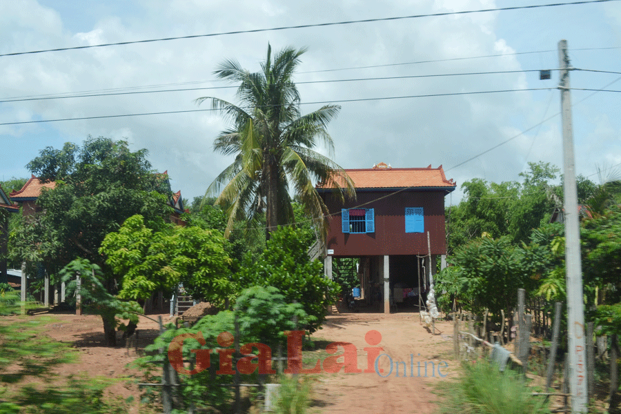 Nhà nào có con gái lớn tuổi mà chưa lấy chồng người ta treo vải màu hồng. Ảnh: Bích Nga