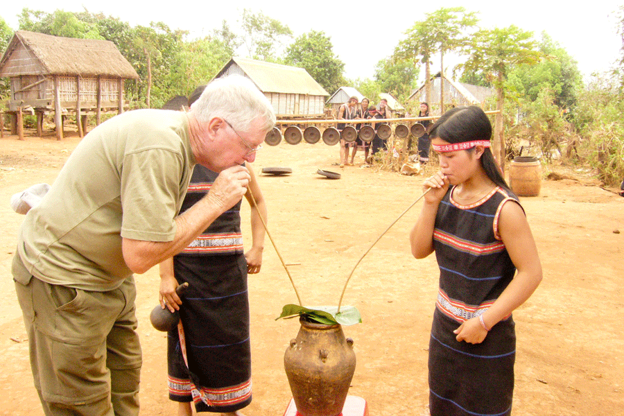 Được tham gia lễ hội và uống rượu cần là niềm vui rất lớn của khách du lịch khi ghé thăm bản làng. Ảnh: Trần Dung Được tham gia lễ hội và uống rượu cần là niềm vui rất lớn của khách du lịch khi ghé thăm bản làng. Ảnh: Trần Dung