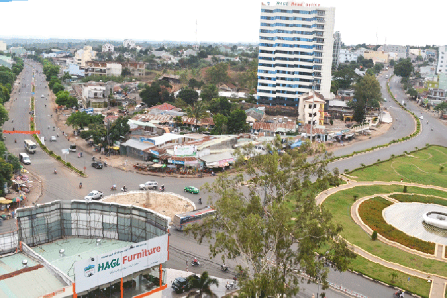 Pleiku với lợi thế là cầu nối quan trọng với các quốc gia và trong khu vực, đang hình thành vóc dáng của một đô thị trẻ phát triển năng động bậc nhất Bắc Tây Nguyên. Ảnh: Lê Hòa