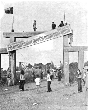 Các chiến sĩ Trung đoàn 9 cùng nhân dân cắm cờ giải phóng trên cổng trụ sở chính quyền cũ.