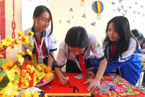 Giữ hồn Tết Việt trong sân trường