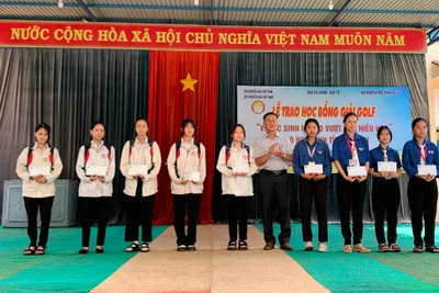 Gia Lai: Trao 100 suất học bổng cho học sinh nghèo vượt khó 