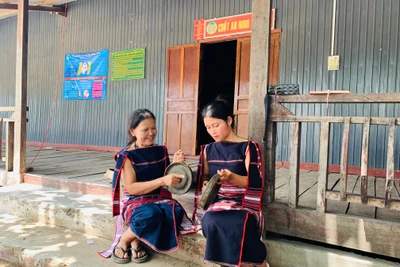 Nữ nghệ nhân truyền lửa cồng chiêng cho thế hệ trẻ