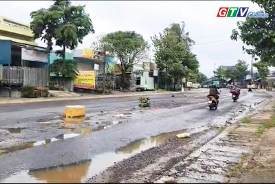 "Bẫy ổ gà" rình rập người tham gia giao thông