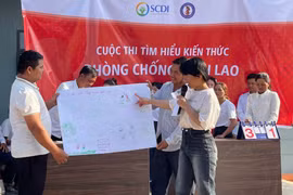 Các đội thi thuyết trình về bức tranh truyền thông của đội mình tại phần thi năng khiếu. Ảnh: Vũ Chi