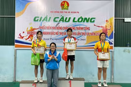 Chị Nguyễn Thị Như-Phó Bí thư Thị Đoàn, Chủ tịch Hội đồng Đội thị xã trao giải cho các vận động viên xuất sắc nhất nội dung đơn nữ lứa tuổi THCS. Ảnh: Vũ Chi