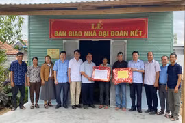 Ban Thường trực Ủy ban MTTQ Việt Nam thị xã Ayun Pa tổ chức bàn giao nhà Đại đoàn kết cho gia đình chị Nay H'Nỡi (thứ 7 từ trái sang, buôn Hiao, xã Chư Băh). Ảnh: Vũ Chi