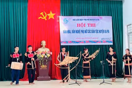 Ban tổ chức trao giải nhất thể loại trình diễn nhạc cụ dân tộc cho đội thi xã Kim Tân. Ảnh: Vũ Chi