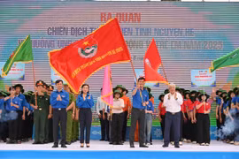 Chủ tịch Ủy ban Trung ương Mặt trận Tổ quốc Việt Nam Đỗ Văn Chiến đã trao cờ hiệu Chiến dịch Thanh niên tình nguyện hè năm 2025 cho Ban Bí thư Trung ương Đoàn. Ảnh: Đ.T