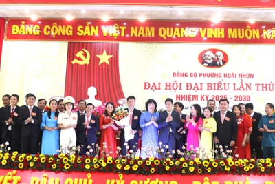 Ban Chấp hành Đảng bộ phường Hoài Nhơn nhiệm kỳ 2025 - 2030 ra mắt Đại hội. Ảnh: M.H