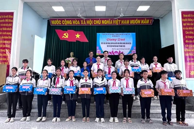 Đại biểu HĐND huyện Đak Pơ đối thoại với trẻ em