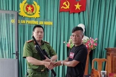 Công an phường An Nhơn vận động người dân nộp súng tự chế