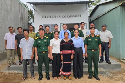 Bàn giao nhà tình nghĩa do Chủ tịch UBND tỉnh Rah Lan Chung hỗ trợ xây dựng tại làng Ia Lang