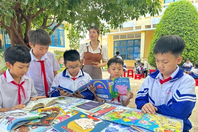 Xe Thư viện lưu động phục vụ gần 800 học sinh tại Kông Chro