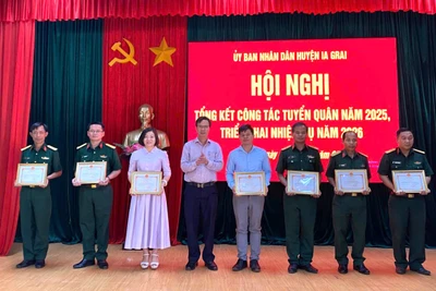 Ia Grai khen thưởng 37 tập thể, cá nhân xuất sắc trong công tác tuyển quân