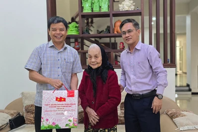 Phó Chủ tịch UBND tỉnh Nguyễn Hữu Quế (bìa trái) tặng quà cho Bà mẹ Việt Nam Anh hùng Lê Thị Thọ (ở phường Pleiku).