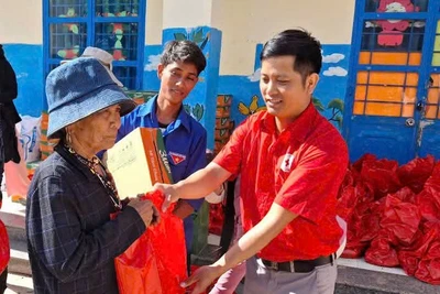 Tặng 200 suất quà cho người nghèo, khó khăn xã Sró