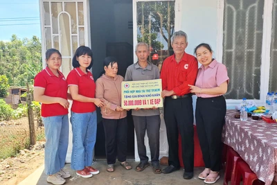 Tặng quà cho gia đình có hoàn cảnh khó khăn tại phường Chi Lăng