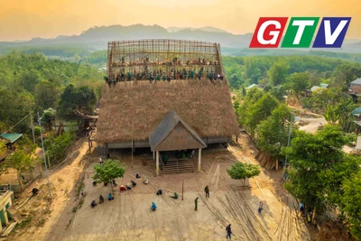Người dân làng Kon Sơ Lăl chung tay lợp mái nhà rông