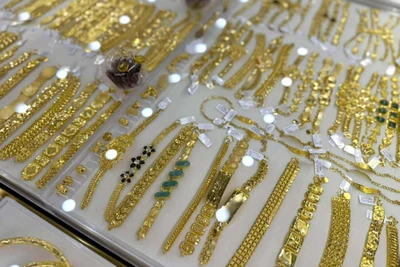 Vàng thế giới bật tăng, trong nước lấy lại mốc 121 triệu đồng