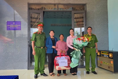 Trung đoàn Cảnh sát cơ động Tây Nguyên bàn giao nhà cho hộ khó khăn tại phường Chi Lăng