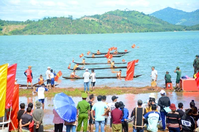 Hội đua thuyền độc mộc trên sông Pô Cô diễn ra từ ngày 1-11 