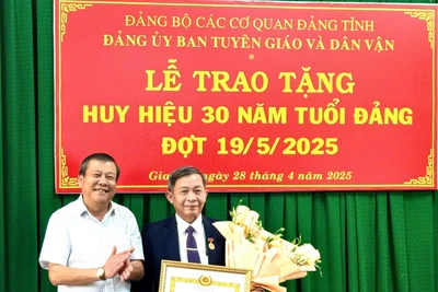 Trao Huy hiệu 30 năm tuổi Đảng cho nguyên Trưởng ban Tuyên giáo Tỉnh ủy Gia Lai Huỳnh Thế Mạnh 