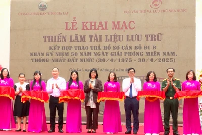 Gia Lai: Triển lãm tài liệu lưu trữ kết hợp trao trả hồ sơ cán bộ đi B