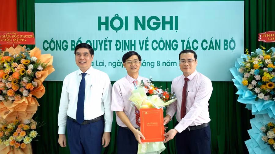 hinh-1-pho-chu-tich-ubnd-tinh-lam-hai-giang-va-pho-tong-giam-doc-ngan-hang-chinh-sach-xa-hoi-doan-trung-thanh-da-trao-hoa-va-quyet-dinh-cho-ong-nguyen-minh-huong.jpg