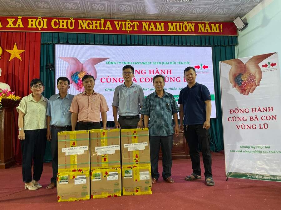 hinh-2-dai-dien-cong-ty-tnhh-east-west-seed-phoi-hop-voi-chinh-quyen-dia-phuong-xa-tuy-phuoc-dong-trao-tang-giong-cho-nguoi-dan-anh-ngoc-dien-2.jpg