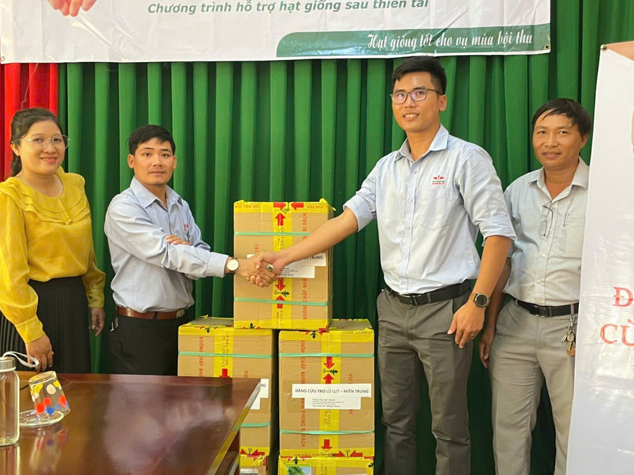 hinh-2-dai-dien-cong-ty-tnhh-east-west-seed-phoi-hop-voi-chinh-quyen-dia-phuong-xa-tuy-phuoc-trao-tang-giong-cho-nguoi-dan-anh-ngoc-dien.jpg
