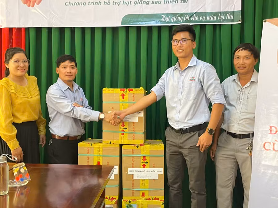 hinh-2-dai-dien-cong-ty-tnhh-east-west-seed-phoi-hop-voi-chinh-quyen-dia-phuong-xa-tuy-phuoc-trao-tang-giong-cho-nguoi-dan-anh-ngoc-dien.jpg