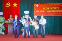 Lãnh đạo Tập đoàn Công nghiệp Cao su Việt Nam công bố và trao quyết định bổ nhiệm Tổng Giám đốc Công ty TNHH một thành viên Cao su Mang Yang.
